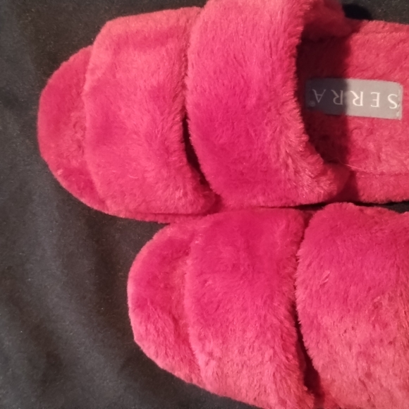 Serra Faux Fur Slides/Slippers Color: Red Size: 5/6 - Picture 5 of 8